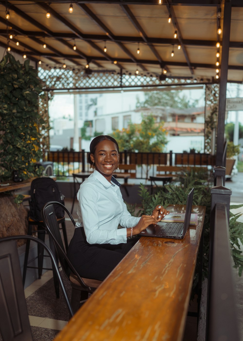 Empresária sorrindo ao trabalhar no notebook